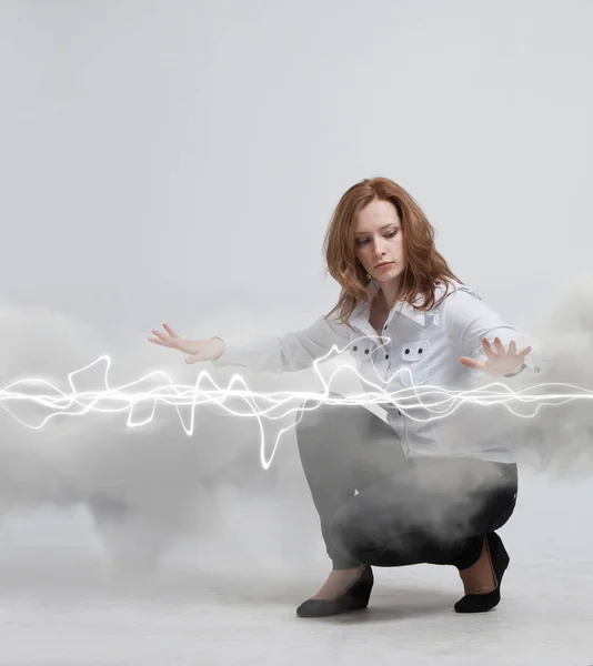Mujer haciendo efecto mágico - relámpago flash. El concepto de electricidad, alta energía . — Foto de Stock