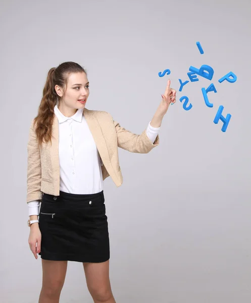 Mujer que trabaja con un conjunto de letras, concepto de escritura . — Foto de Stock