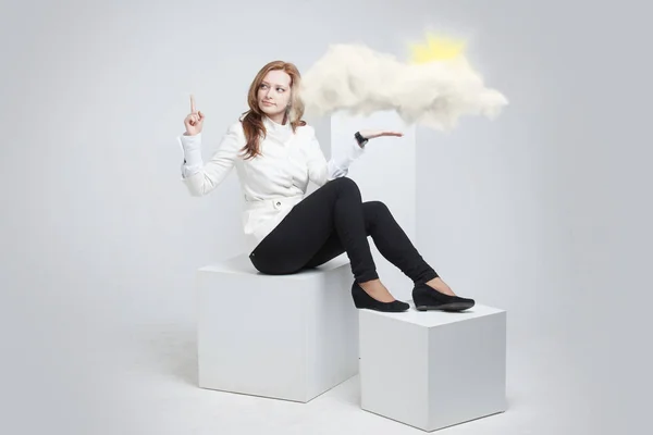 Mulher com nuvem e sol. Conceito sobre o tema dos serviços de nuvem de computador . — Fotografia de Stock
