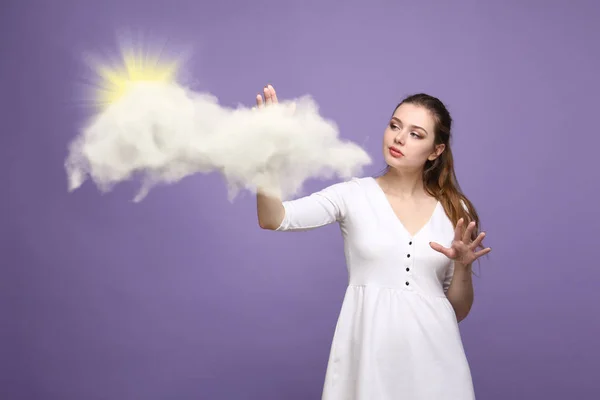 Frau mit Wolken und Sonne. Konzept zum Thema Computer Cloud Services. — Stockfoto