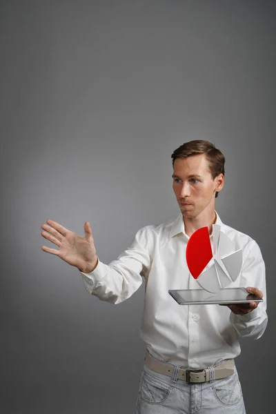 Hombre de camisa blanca trabajando con gráfico circular en una tableta, solicitud de planificación presupuestaria o estadísticas financieras . — Foto de Stock