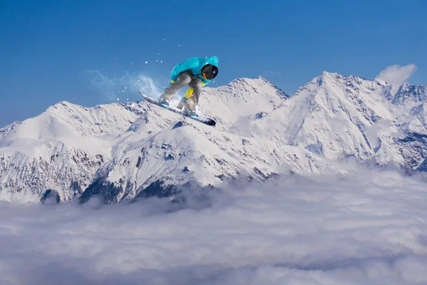 Flying snowboarder di pegunungan — Stok Foto