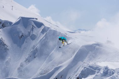dağlar üzerinde uçan snowboarder