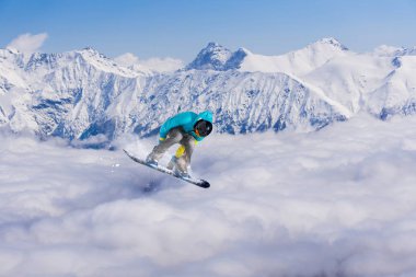 dağlar üzerinde uçan snowboarder