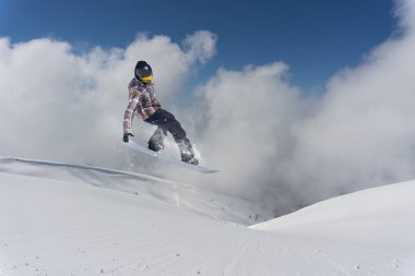 Snowboard kış dağ atlama. Aşırı spor.