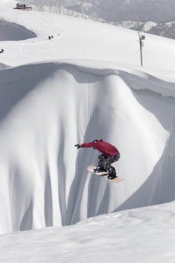 Snowboard kış dağ atlama. Aşırı spor.