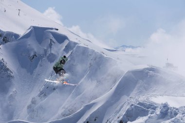 Snowboard kış dağ atlama. Aşırı spor.