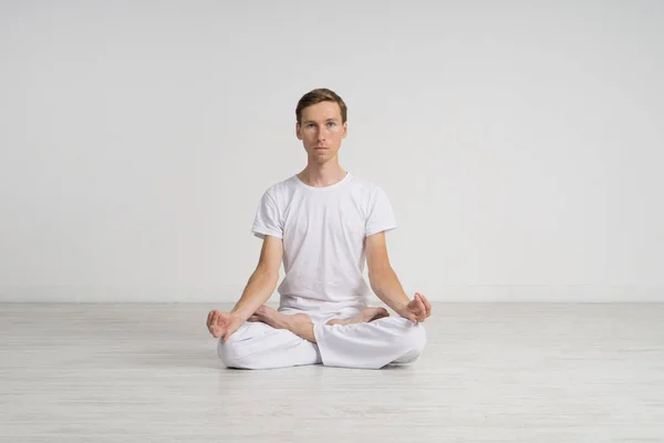 Joven meditando en posición de Loto en el suelo — Foto de Stock