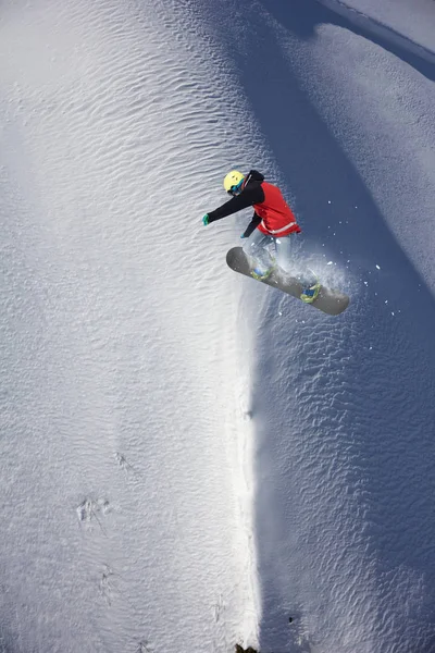 Saut snowboarder en montagne d'hiver. Sport extrême . — Photo