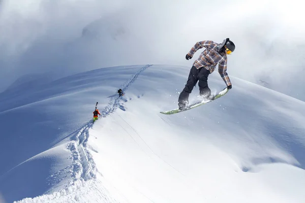 Springen snowboarder in winter mountain. Extreme sporten. — Stockfoto