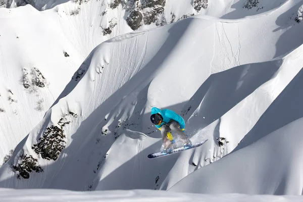 겨울 산의 snowboarder 점프. 익 스 트림 스포츠. — 스톡 사진