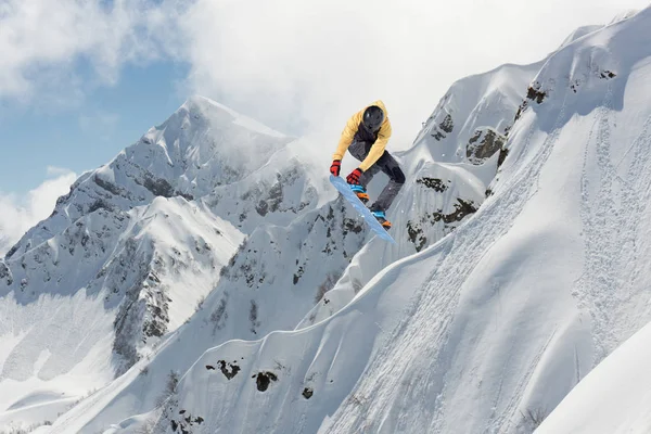 Snowboard kış dağ atlama. Aşırı spor.
