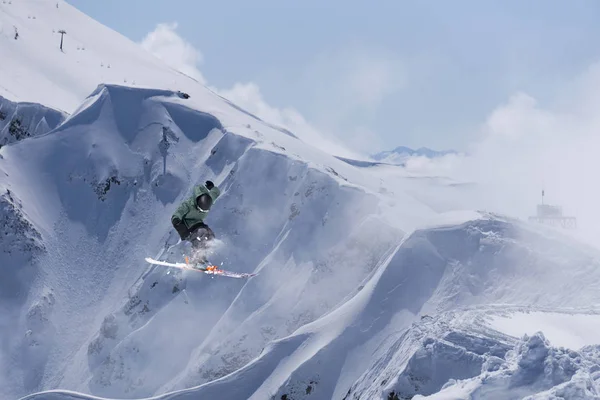 Ugrás a snowboardos, téli hegy. Extrém sport. — Stock Fotó