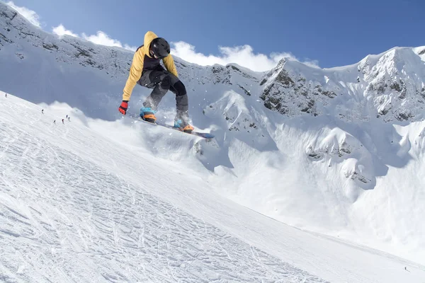 Skispringen Snowboarder im Winterberg. Extremsport. — Stockfoto