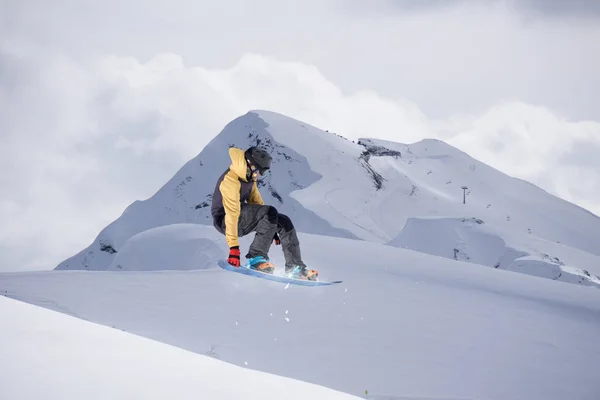 겨울 산의 snowboarder 점프. 익 스 트림 스포츠. — 스톡 사진