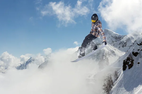 Skispringen Snowboarder im Winterberg. Extremsport. — Stockfoto