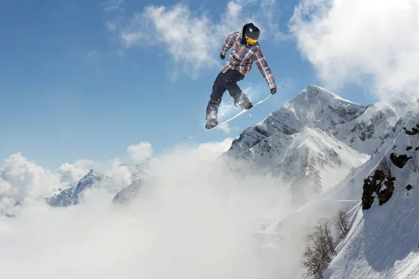 Άλμα snowboarder στο χειμερινό βουνό. Ακραίο άθλημα. — Φωτογραφία Αρχείου