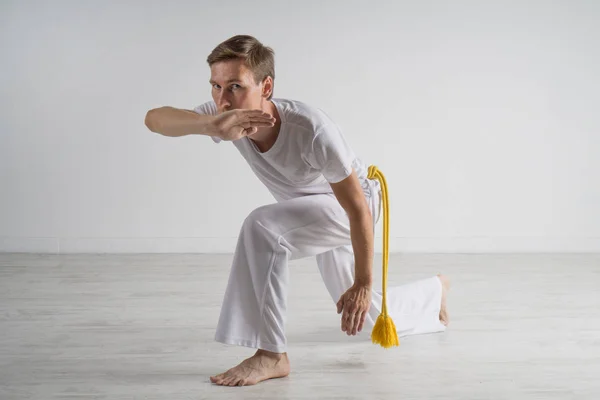 Člověk praktikující Capoeira-brazilské bojové umění. — Stock fotografie