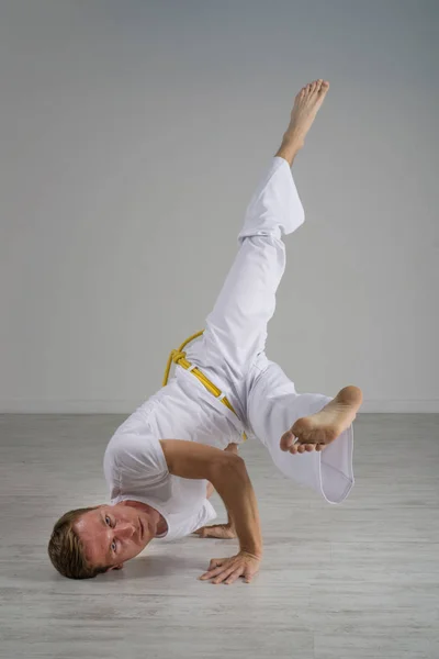 Człowiek, ćwiczyć Capoeira Brazylijska sztuka walki. — Zdjęcie stockowe