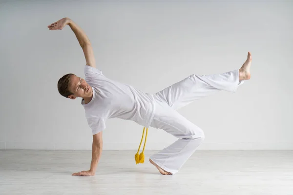 Uomo che pratica capoeira, arte marziale brasiliana . — Foto Stock