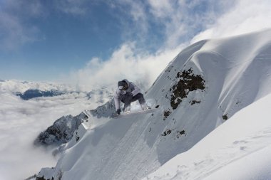 Dağlarda uçan snowboardcu. Olağanüstü kış sporu.