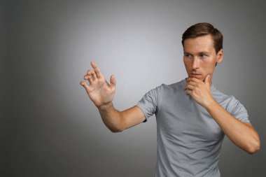 Saydam sanal arabirim perde ile çalışan adam.