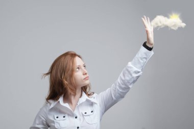 Bulut ve güneş olan kadın. Bilgisayar bulut Hizmetleri konu kavramı.