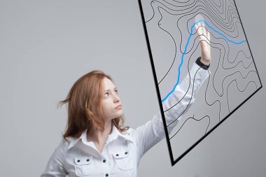 Coğrafi bilgi sistemleri kavramı, fütüristik CBS arayüzü ile şeffaf ekranda çalışan kadın bilim adamı.