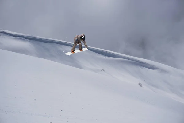 Latający snowboardzista w górach. Ekstremalny sport zimowy. — Zdjęcie stockowe