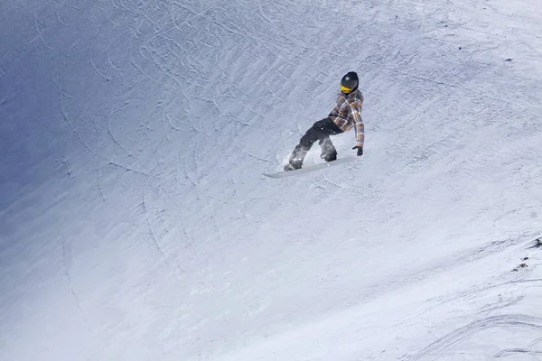 Vliegende snowboarder op de bergen. Extreme winter sport. — Stockfoto