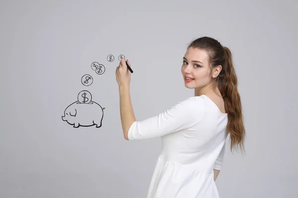 Jovem mulher desenho um porquinho Banco — Fotografia de Stock