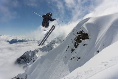 Dağlardaki atlama kayak binici. Aşırı freeride spor.