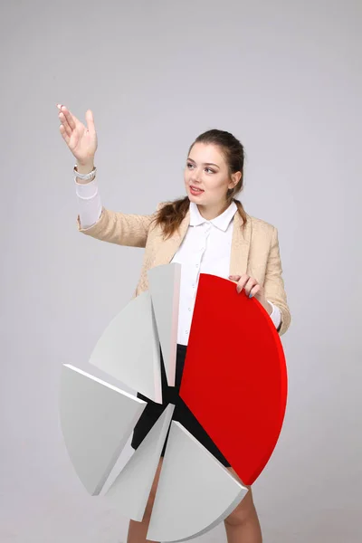 Femme montre un diagramme circulaire, diagramme circulaire. Concept d'analyse commerciale . — Photo
