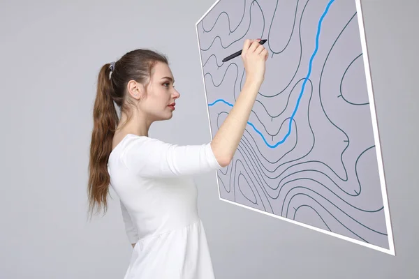 지리 정보 시스템 개념, 투명 한 화면에 미래의 Gis 인터페이스를 사용 하는 여자 과학자. — 스톡 사진