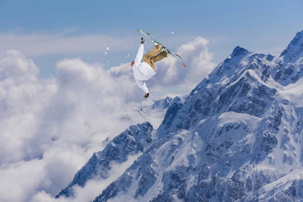 Dağlardaki atlama kayak binici. Aşırı freeride spor. — Stok fotoğraf