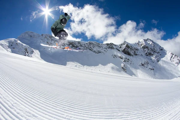 Ski rider springen op de bergen. Extreme freeride sport. — Stockfoto