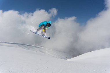 dağlar üzerinde uçan snowboarder