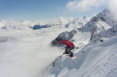 Aşırı kış sporları. Karlı dağda atlama snowboarder.