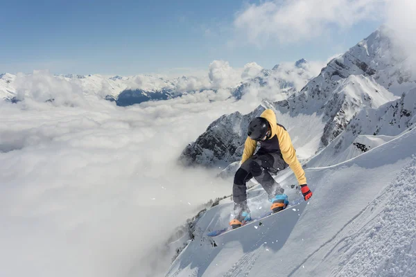 Aşırı kış sporları. Karlı dağda atlama snowboarder.
