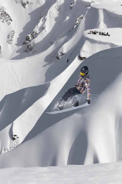 Extremer Wintersport. Snowboarder springt in verschneite Berge. — Stockfoto