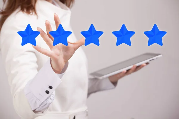 Fem stjärniga betyg eller ranking, benchmarking koncept. Kvinna bedömer service, hotell, restaurang — Stockfoto
