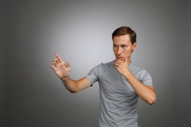 Saydam sanal arabirim perde ile çalışan adam.