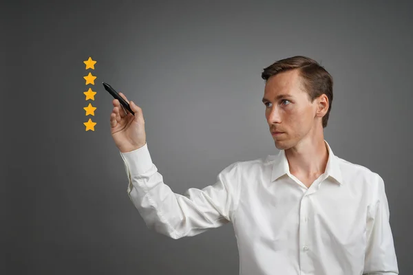 Fünf-Sterne-Bewertung oder Ranking, Benchmarking-Konzept. Mann bewertet Service, Hotel, Restaurant — Stockfoto