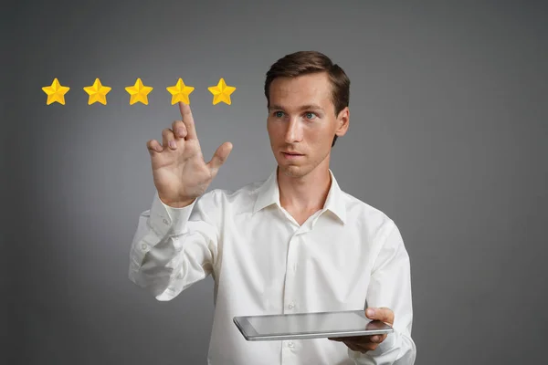 Fünf-Sterne-Bewertung oder Ranking, Benchmarking-Konzept. Mann mit Tablet-PC bewertet Service, Hotel, Restaurant — Stockfoto