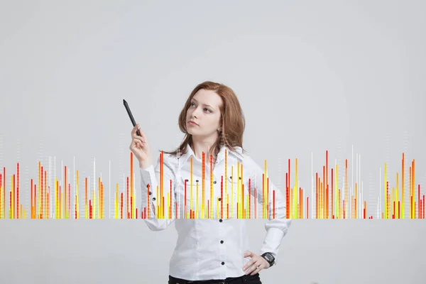 Concepto de datos financieros. Mujer trabajando con Analytics. Gráfico gráfico de información en pantalla digital . —  Fotos de Stock