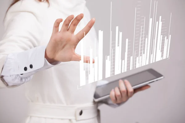 Concepto de datos financieros. Mujer trabajando con Analytics. Gráfico gráfico de información en pantalla digital . —  Fotos de Stock