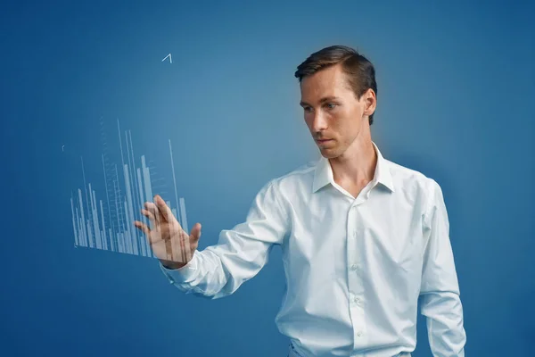 Concepto de datos financieros. Hombre trabajando con Analytics. Gráfico gráfico de información en pantalla digital . — Foto de Stock