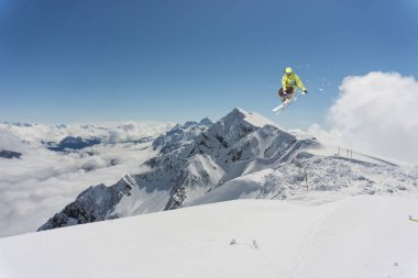 Dağlarda uçan kayakçı. Olağanüstü kış sporu.