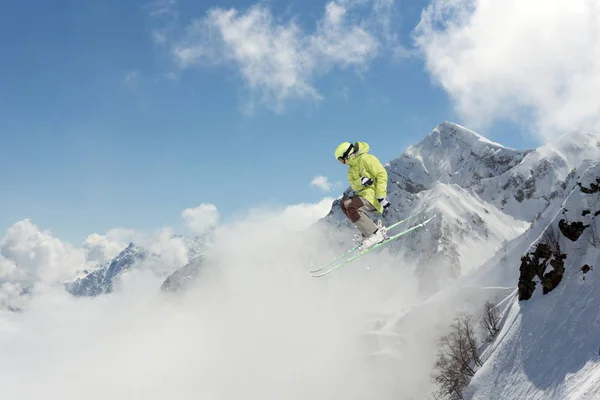 Repülő síelő a hegyekben. Extrém téli sport. — Stock Fotó
