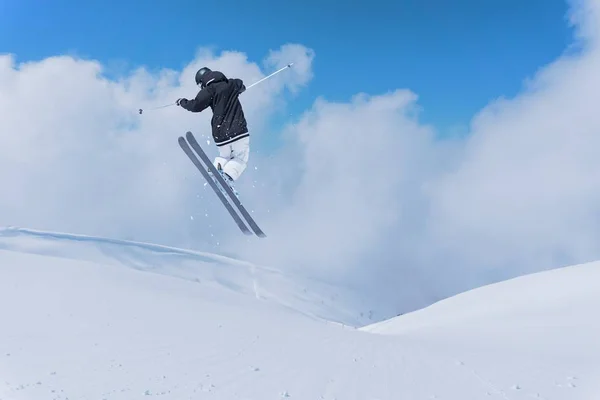 Літаючий лижник на горах. Екстремальний зимовий спорт . — стокове фото